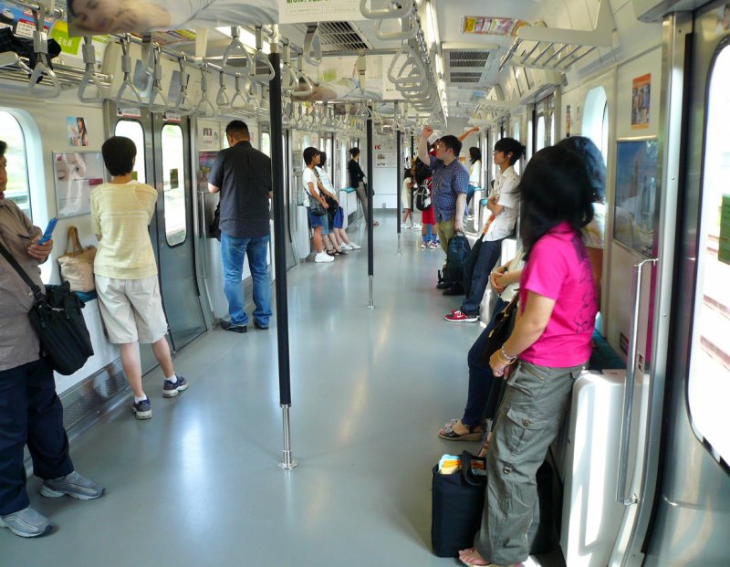 Serie 231:  Stehwagen  サハE230-571 (サ=SA, motorloser Wagen,ハ=HA gewöhnl.Personenwagen). Die Sitze werden punkt 10 Uhr entriegelt und können dann heruntergeklappt werden. 14.August 2008. YAMANOTE-LINIE 