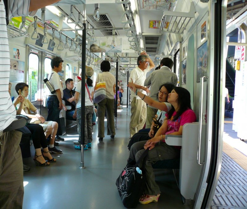 Serie 231:  Stehwagen . Punkt 10 Uhr sind die Sitze entriegelt worden und konnten nun heruntergeklappt werden.  Stehwagen  haben 6 Seiteneingänge im Gegensatz zu normalerweise 4 bei S-Bahn-Zügen (und 3 bei Regionalbahnzügen). Im Wagen SA-HA E230-571, 14.August 2008. YAMANOTE-LINIE 