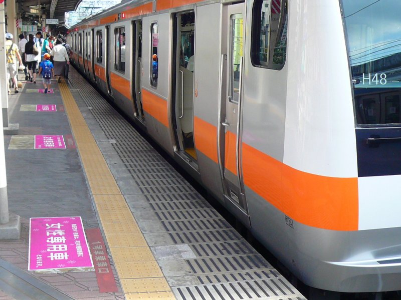 Serie 233: An dieser Stelle dürfen werktags zwischen 7 und 9 Uhr nur Frauen einsteigen (Bodenmarkierung!). Zug der Serie E233, Steuerwagen KU-HA E233-48, Tokyo-Kanda, 16.August 2008.