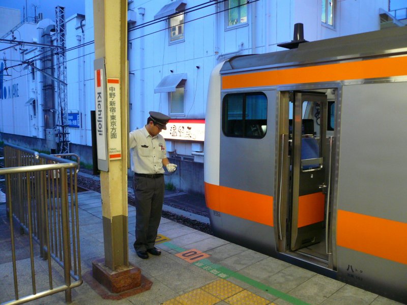 Serie 233: Der Schaffner eines Zuges Serie E233, der sich im jeweils hinteren Führerstand aufhält, sorgt dafür, dass der Zug auf die Sekunde genau abfährt. Wagen KU-HA E232-8, Tokyo-Kichijôji 31.August 2008. CHÛÔ-LINIE 