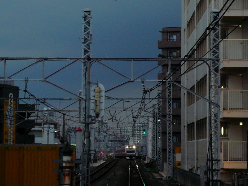Serie 233: Ein Zug mit KU-HA E233-8 an der Spitze erreicht kurz vor dem Hereinbrechen eines schweren Gewittersturms Tokyo-Kichijôji, 31.August 2008.  CHÛÔ-LINIE 