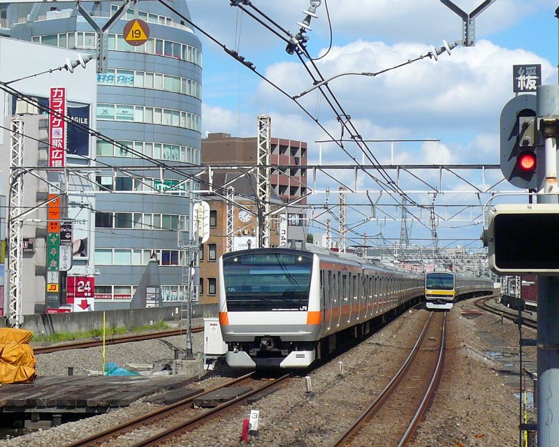 Serie 233 (JR): Die neusten Züge (als E233 angeschrieben,E =Eigentum der Ostjapanischen JR),Gleichstrom,in Ablieferung seit Sep.2006. Zehnwagen-Züge,meist so zusammengesetzt:Steuerwagen KU-HA E233（クハＥ２３３）-zwei Motorwagenpaare MO-HA E233 + MO-HA E232 （モハＥ２３３+モハＥ２３２）-zwei motorlose Wagen SA-HA E233 （サハＥ２３３）-wieder ein Motorwagenpaar （モハＥ２３３+モハＥ２３２）, und der  spiegelbildliche  Steuerwagen KU-HA E232 （クハＥ２３２）. Im Bild zuvorderst der クハ232-25, Tokyo-Kichijôji, 31.August 2008.   CHÛÔ-LINIE 