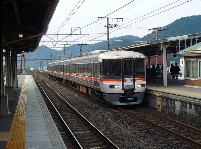 Serie 373: Die JR-Tôkai, die die Verbindung herstellt zwischen den Grossagglomerationen Tokyo-Nagoya-Kansai(Kyoto und Osaka),betreibt die wichtigste Bahnlinie Japans, den normalspurigen Tôkai-dô-Shinkansen (Tôkai-dô heisst  östliche Meeres(-küsten)strasse ).Für Intercityzüge auf der alten 1067mm-Spur-Tôkaidô-Linie und weitere Strecken in die Berge wurden 1995/96 diese Gleichstrom-Triebwagenzüge Serie 373 beschafft (42 Wagen). Hier steht ein Zug mit dem motorisierten Endwagen KUMOHA 373-13 in Ômi Nagaoka, 31.Oktober 2008. 