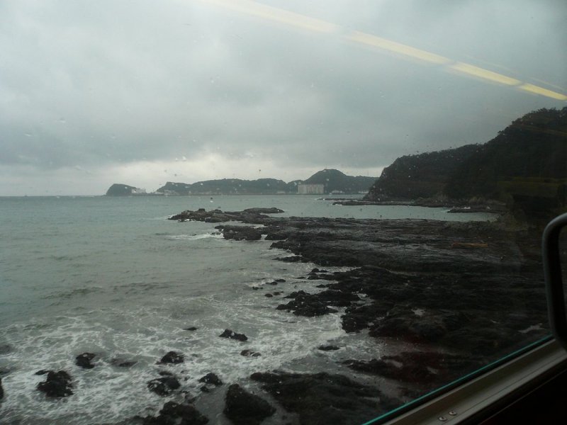 Serie 381,die Originalserie mit neigbarem Wagenkasten:　In einem Wagen des  Kuroshio -Express an der wilden Pazifikküste der Kii Halbinsel. Bei Yukawa, 24.Februar 2009. 
