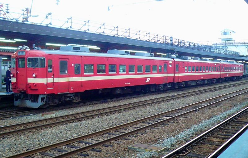 Serie 711 (ehem.Staatsbahn und JR): Die ältesten S-Bahnzüge für den Raum Sapporo (20kV/50Hz Wechselstrom) sind die 1967-1969 gebauten 65 Wagen Serie 711. 1980 kamen nochmals 16 Dreiwagenzüge dazu, die heute noch vorhandenen Serie 711-100. Hier ist Zug 711-109 (vorn mit Steuerwagen KUHA クハ711-209) in Asahikawa, 28.August 2008.