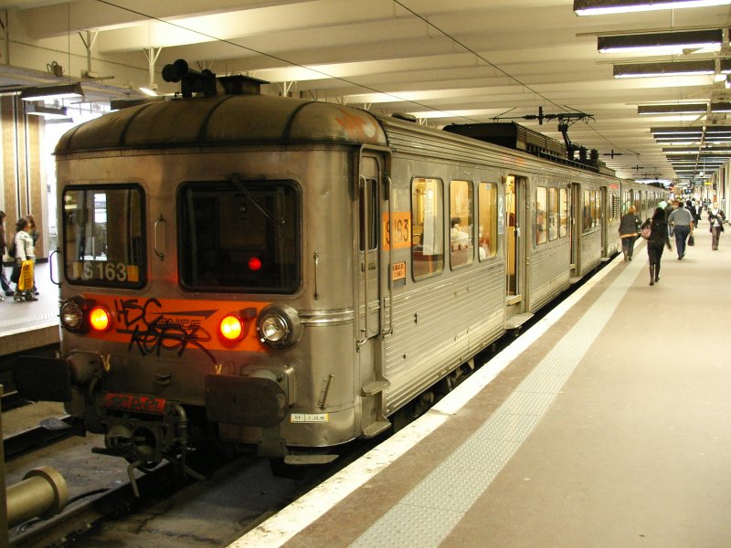 Serie Z 6100, hier S 163 (inox Triebwagenzug) am 09.10.2006 in Paris im Bahnhof Gare du Nord.