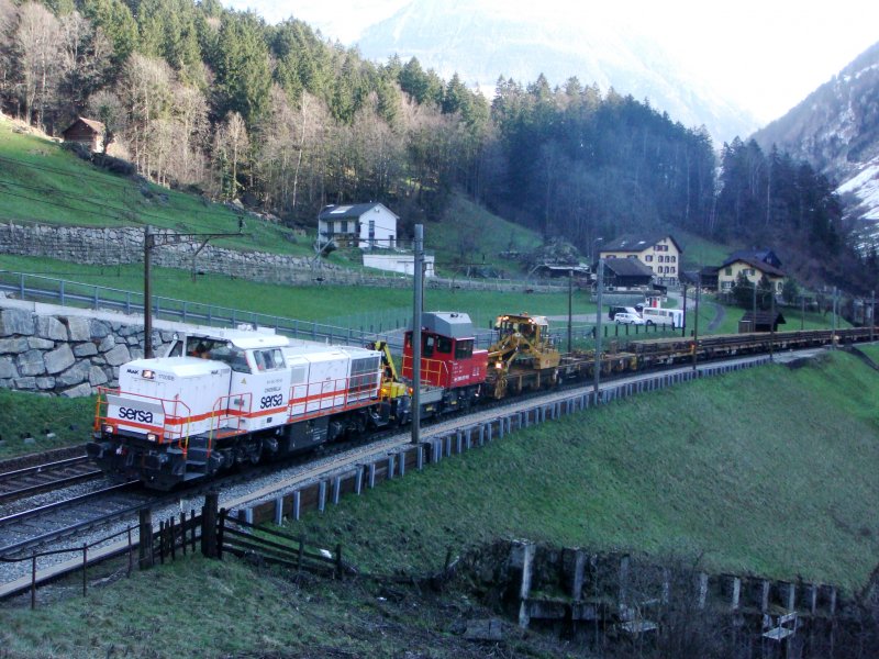 Sersa Am 843 152 zieht ein Bauzug bei Intschi vorbei am 28.03.2008. An zweiter Stelle luft der noch kalte Tm 234 104 mit.
