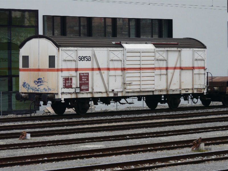 sersa - Materialwagen Vs 40 85 95 08 337-4 im Bahnhofsareal von Neuchatel am 03.01.2008