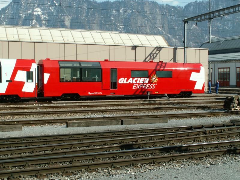 Servicewagen des neuen Glacier Express mit einer Kche und kl.Bistro.Die Speisen werden an den Sitzpltzen serviert.Der Wagen wird in die Mitte des Zuges eingereiht.Landquart 20.03.06