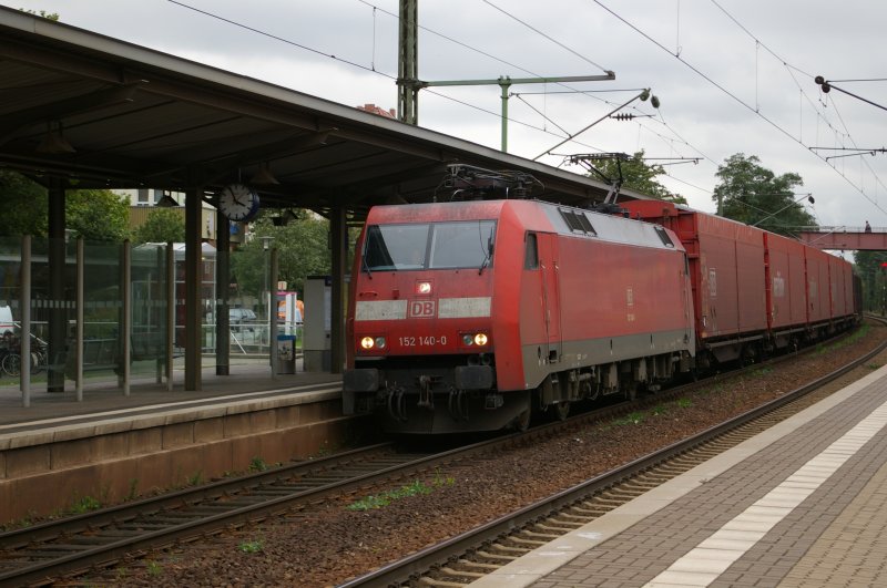 Setember 2008

152-140-0 bei der Durchfahrt im Peiner Bahnhof aus Richtung Hannover kommend