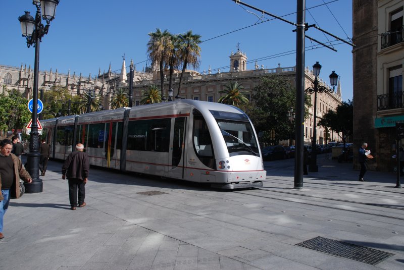 SEVILLA (Andalusien/Provinz Sevilla), 25.02.2008, die neue Straßenbahn vor der Kathedrale
