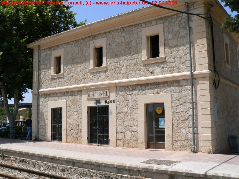 SFM, Bahnhof Alar y Consell. Von dieser Station zweigte einst eine 600 mm  Schmalspurbahn  nach Alar ab (wenn man die 914 bzw. 1000 mm als mallorquinische Regelspur betrachtet). Diese wurde jedoch schon in den 30-iger Jahren des vergangenen Jahrhunderts als erste Stecke wieder stillgelegt. Foto: 02.07.2006