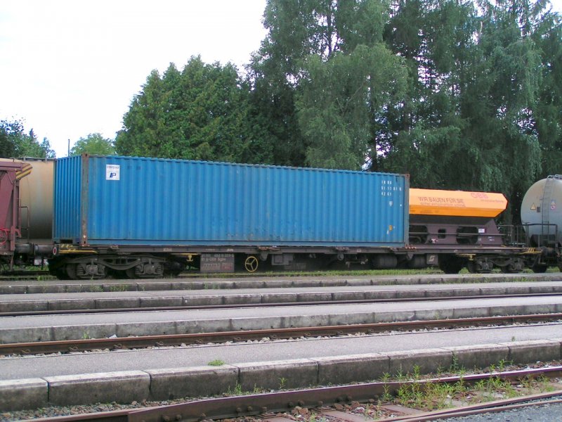 Sgjss 31814530326-5 (Flachwagen f. kombinierten Verkehr) mit leerem 40Fuss-Container in Gterzug eingereiht; Bhf. RIED i.I. 2006-08-14