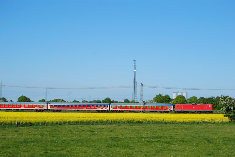 SH-Express Richtung Hamburg kurz vor Neum�nster im Rapsfeld. 13.05.09