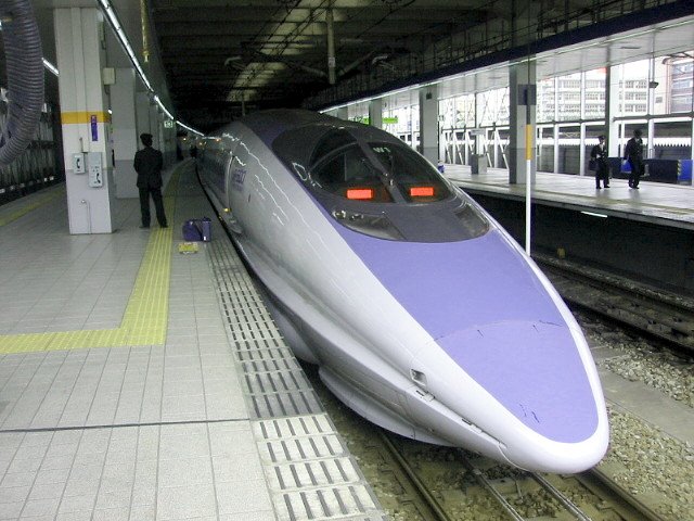 Shinkansen Serie 500: Die JR-Westjapan besass 9 solche 16-Wagenzüge für den Tôkaidô- und Sanyô-Shinkansen (Tokyo-Osaka-Fukuoka(Station Hakata));auf letzterem mit 300 km/h (in 4 Minuten erreicht) eingesetzt.Gebaut 1996-1998. Geräusch- und Druckwellenreduktion (in den vielen Tunnels) waren für das Design ausschlaggebend. Hier Endwagen 522-1 in Hakata, 16.März 2007. 