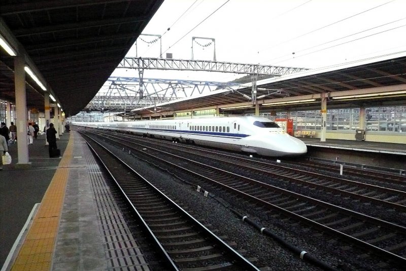 Shinkansen Serie 700: Heute wird die Tôkaidô-Strecke von den schnellsten Zügen in 2 Std.36 Min. bewältigt (285 km/h, in dicht bebauten Gebieten 270 km/h); hier ist ein Zug des zweitneusten Typs (Serie 700, gebaut ab 1999) in Maibara (Endwagen 723-42, 4.November 2008). Diese Züge befahren die durchgehende Tôkaidô- und Sanyô-Linie; 60 16-Wagenzüge gehören der JR-Tôkai (JR-Central), 15 16-Wagenzüge und 16 8-Wagenzüge der JR-Westjapan.