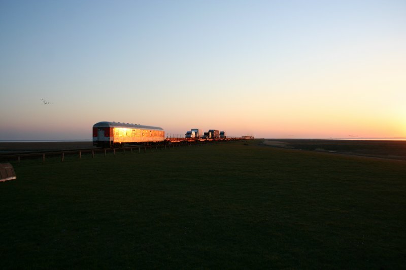 Shuttle-Zug angef�hrt von 218 182-4 f�hrt die wenigen Urlauber �ber den Hindenburgdamm in Richtung Sylt. Die Urlauber vorne sitzen wenigstens in der richtigen Richtung, um sich keinen steifen Hals beim Beobachten des Sonnenuntergangs zu holen.