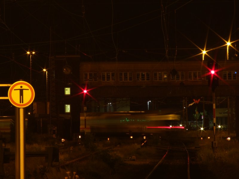 Sich auf dem Gleisvorfeld des Hbf zu Halle windend verlsst der IC 2135 nach kurzer Fahrt Sachsen-Anhalt und fhrt weiter nach Sachsen, genauer seinem Ziel entgegen: Leipzig.
Dabei unterquert er gerade noch die Personalbrcke.
Halle, der 28.8.08
