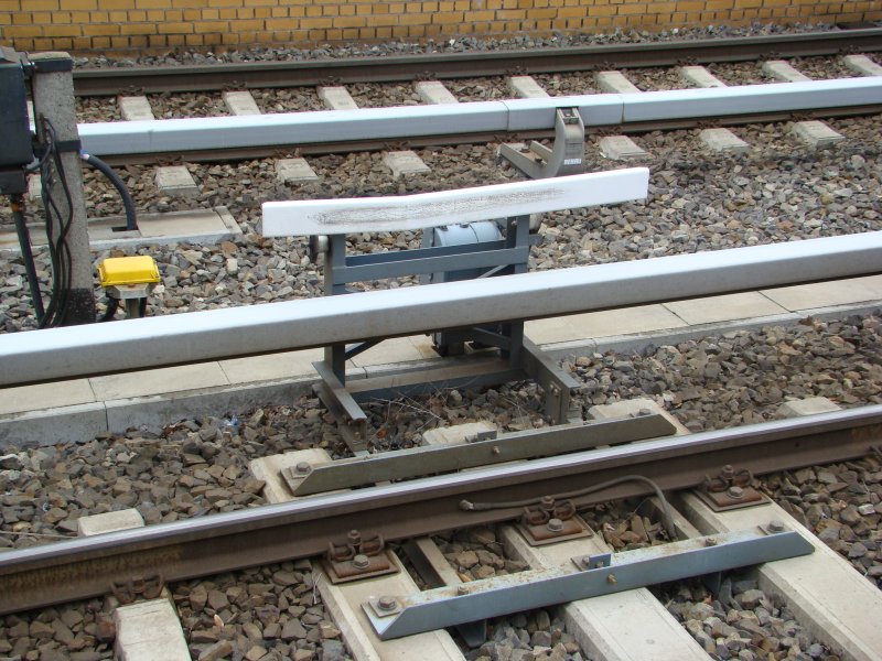 Sicherheitsbgel der Berliner S-Bahn. Sobald die Fahrstrecke Frei ist und das Signal auf Zp1 steht wird der Streckenabschnitt mit Stromversorgt. Aufgenommen am 29.03.2008 Berlin Wannsee