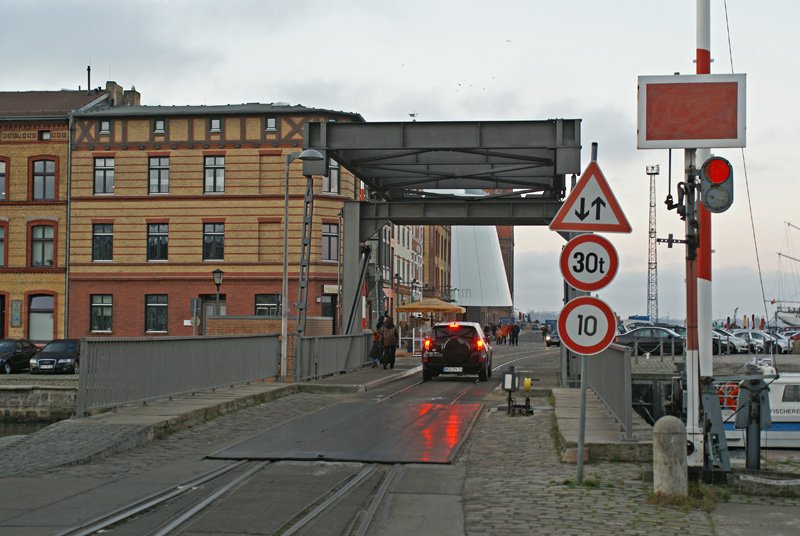 Sicherlich mittlerweile zu den Signal-Raritten drfte diese Form der klappbaren Sh2-Scheibe zhlen.Am 29.12.2008 konnte ich solch ein Deckungssignal an der Stralsunder Hafenbahn ablichten.