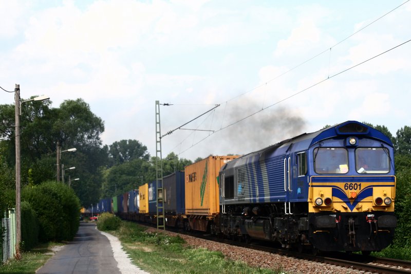 Sicherlich nicht zum Umweltschutz trgt das Unternehmen ERS bei. Mehrmals tglich transportieren die Maschinen der Baureihe Class 66 Container von Rotterdam nach Melzo und zurck. Dabei sind rund 95% der befahrenen Strecken mit Oberleitung ausgestattet. Ordentlich Ru blst am 30. Juli 2008 auch ERS 66 01 in die Luft, die an diesem Tag bei tropischen Temperaturen von rund 35 Grad den DGS 40105 von Rotterdam Europoort nach Melzo am Haken hat. Die Aufnahme entstand bei der Einfahrt in den Gterbahnhof von Karlsruhe, zwischen den Schrebergrten des Karlsruher Stadtteil Rintheim.
