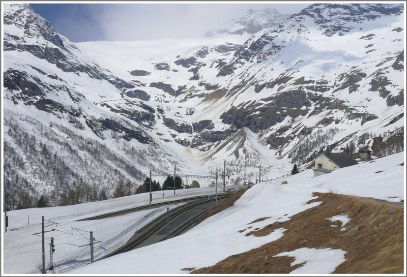 Sicht auf die Ausfahrt Alp Grm Richtung Poschiavo mit dem Palgletscher. (23.04.2009)