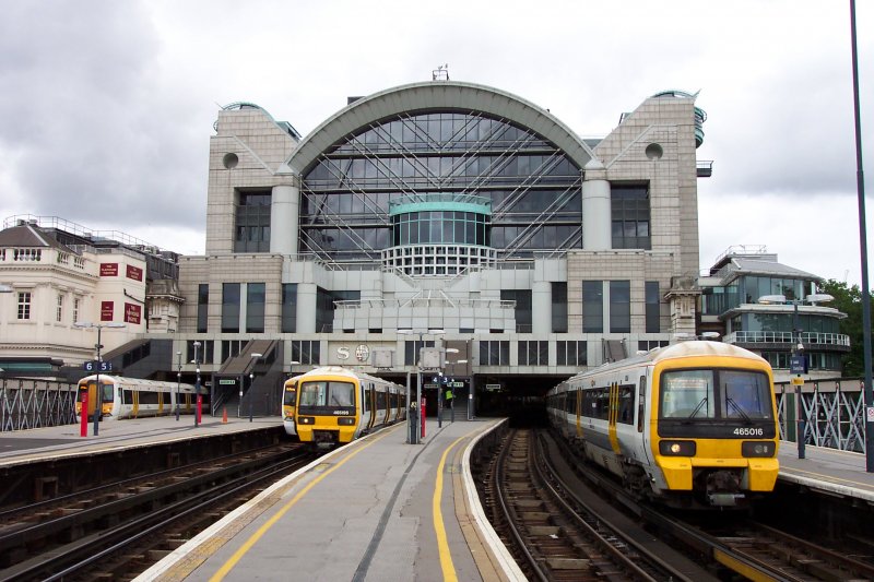 Sicht auf den Bahnhof Charing Cross - mit 34 Millionen Passagieren einer der meistbenutzten Bahnhfe Londons. 35 Nachverkehrszge pro Stunde bringen die Londoner in die Umgebung oder von dort her - hier  kommt man entweder in die City (der Bahnhof liegt in Westminster) oder man steigt in die Tube um.