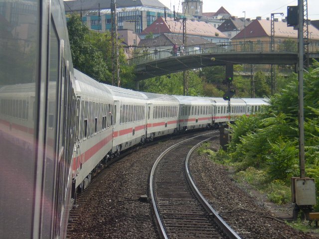 Sicht auf den IC kurz vor der Einfahrt in den Wrzburger Hbf aus Richtung Ansbach.