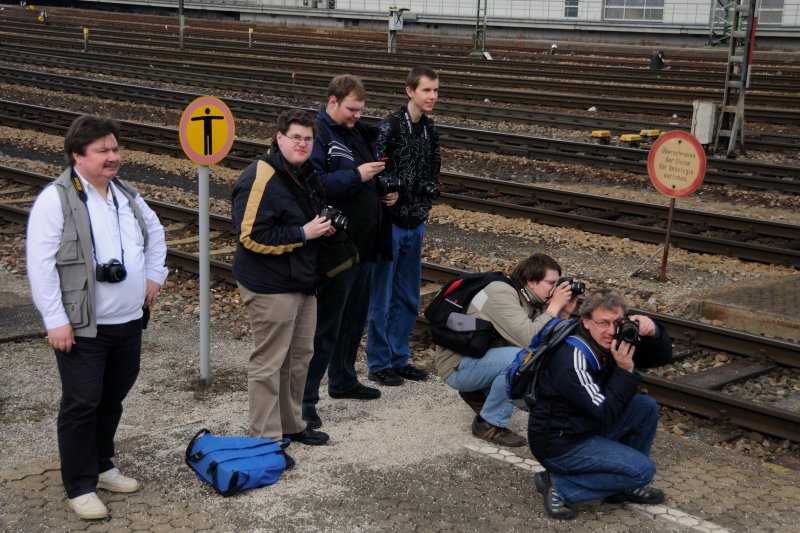 Sichtliche Geschftigkeit und entspannte Gelassenheit ziert die Typisierung der Fotografen whrend des Bahnbilder-Treffens in Regensburg... wobei die Reihenfolge beliebig abwechselte. (14.03.09)