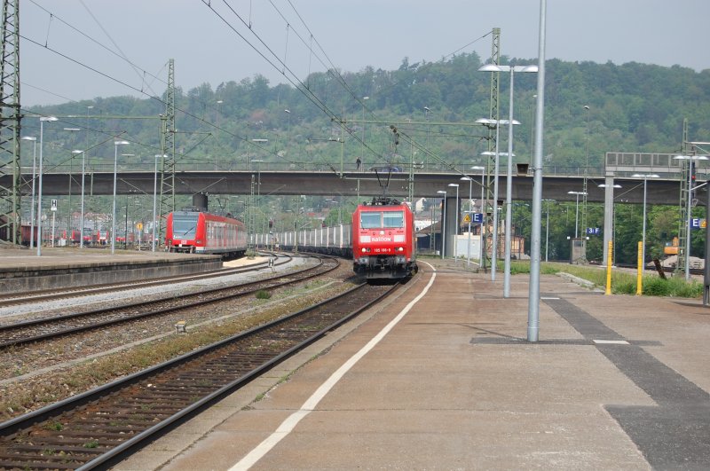 Sie fahren auch an Feiertagen, die Gterzge! 185 198-9 zieht am 1.5.2009 mit einem Zug voller Wechselpritschen der Firma Ekol durch Plochingen in Richtung Ulm.