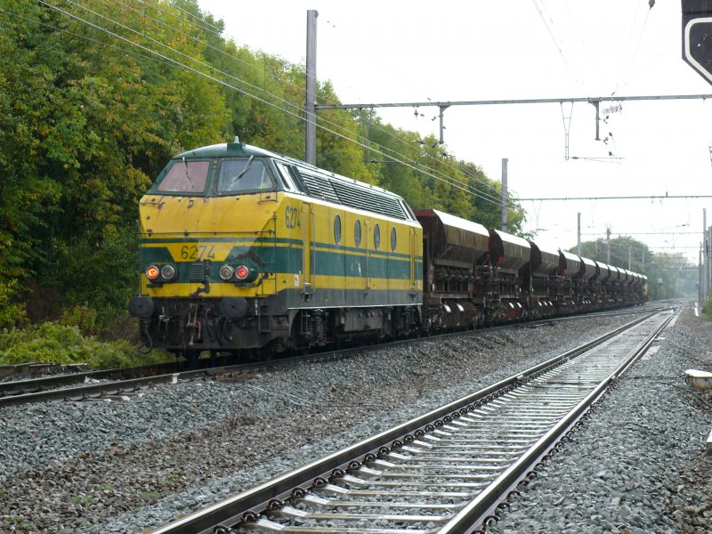 Sie feiert bald ihren 45. Geburtstag. SNCB-Lok 6274 schiebt einen Schotterzug zurck nach Vis. Aufgenommen am 05/10/2009 in Bassenge.