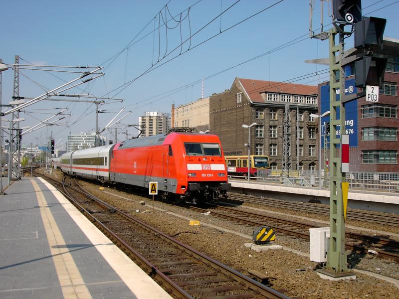 Sie gehren einfach zusammen! Ex Metropolitan 101 131-1 mit dem ex Metropolitan wagenzug in Berlin Ostbahnhof. Aufgenommen am 19.4.2005