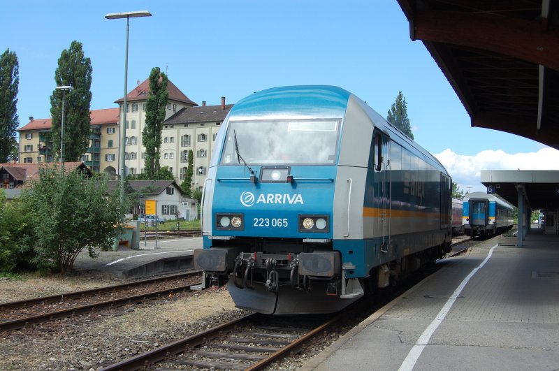 Sie gehrt fr mich zu den attraktivsten Maschinen, die auf diesen Strecken im Allgu unterwegs sind. Die 223 065 hat von ihrem Zug abgekoppelt und setzt um. Freitag 04.07.08