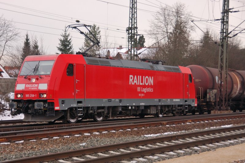 Sie kann ihre Herkunft aus der TRAXX-Familie nicht verleugnen: 185 258-1 im schnsten Sonntagsgewand auf der KBS 920. (Dez. 2008).