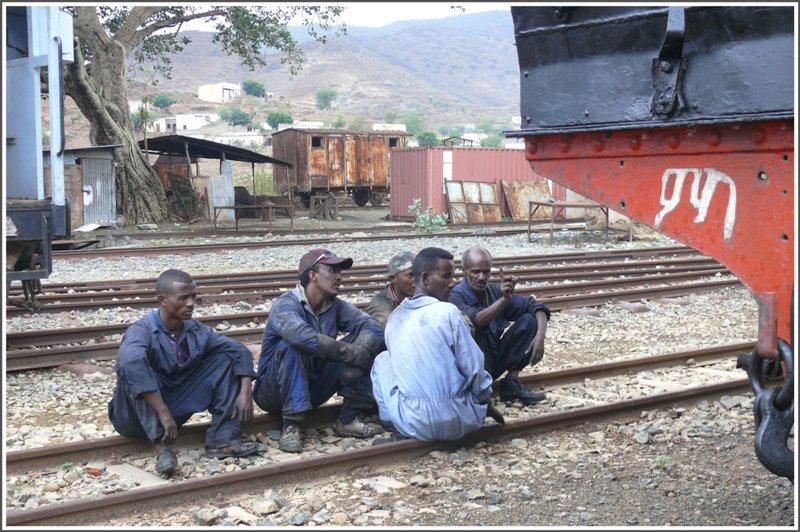 Sie lassen auch in der Pause ihre Maschinen nicht aus den Augen. (29.10.2008)