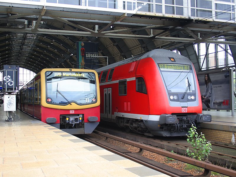 Sie liefern sich tglich  erbitterte Rennen  mit 60 km/h auf der Berliner Stadtbahn:
der Regionalexpress und die S-Bahn.
(Berlin-Alexanderplatz, 30.09.2007)