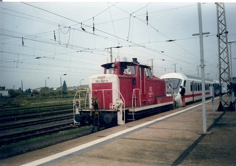 Sie lste die 345 und 346 in Stralsund ab.Die Funklok 364 567 im Oktober 2001 nach der Bereitstellung eines IC`s in Stralsund am Bahnsteig.