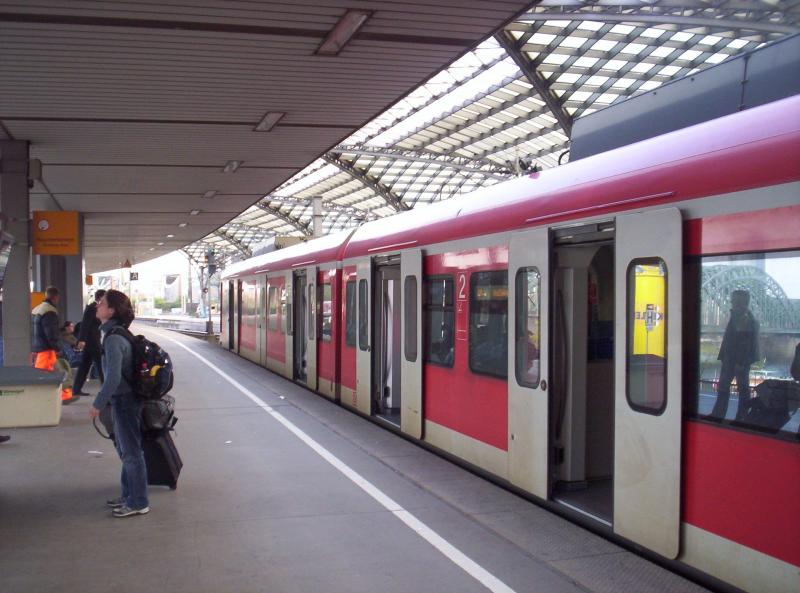 Sie S11 wartet mit offenen Tren auf Fahrgste Richtung Bergisch Gladbach in Kln Hbf.