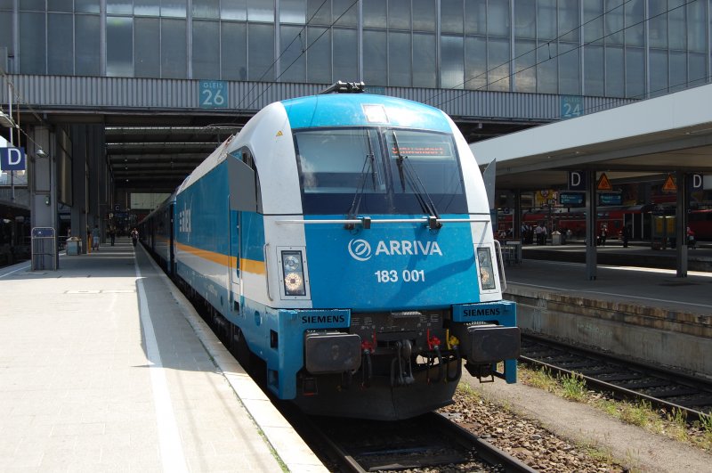 Sie sieht zwar aus wie eine 182 hrt aber auf die Baureihenbezeichnung 183, 183 001, die erstgebaute 183 wartet am anfangs sonnigen 26. Mai des Jahres 2009 in Mnchen Hbf mit einem ALEX nach Schwandorf auf die Ausfahrt.