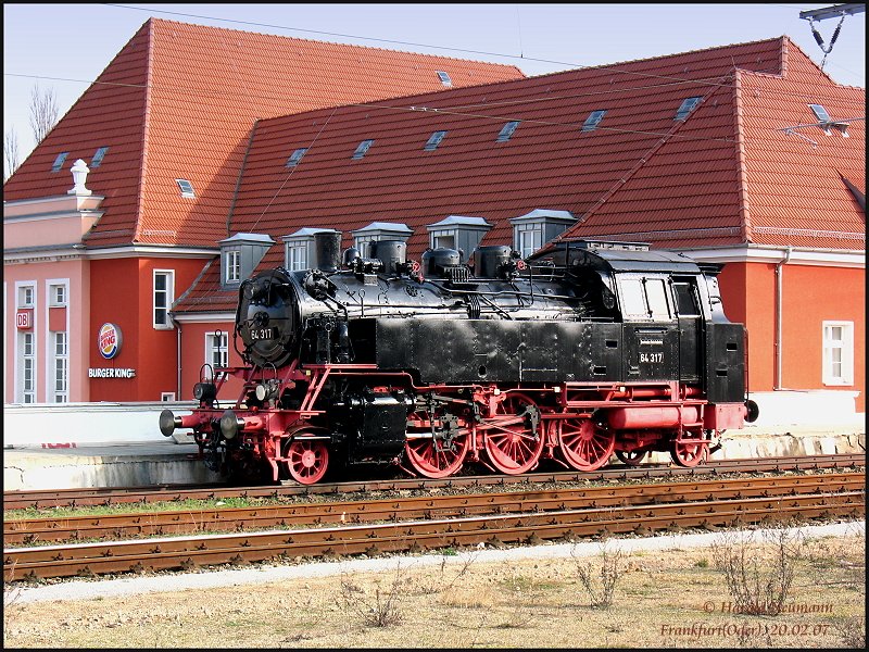 Sie steht zwar seit Jahren an dieser Stelle, aber nur selten kann man sie von den Bahnsteigen aus sehen, da meist Cargoz�ge auf den Nebengleisen stehen. Die Denkmalslok 64 317 am Gl.1 des Personenbahnhofs Frankfurt(Oder), 20.02.07.