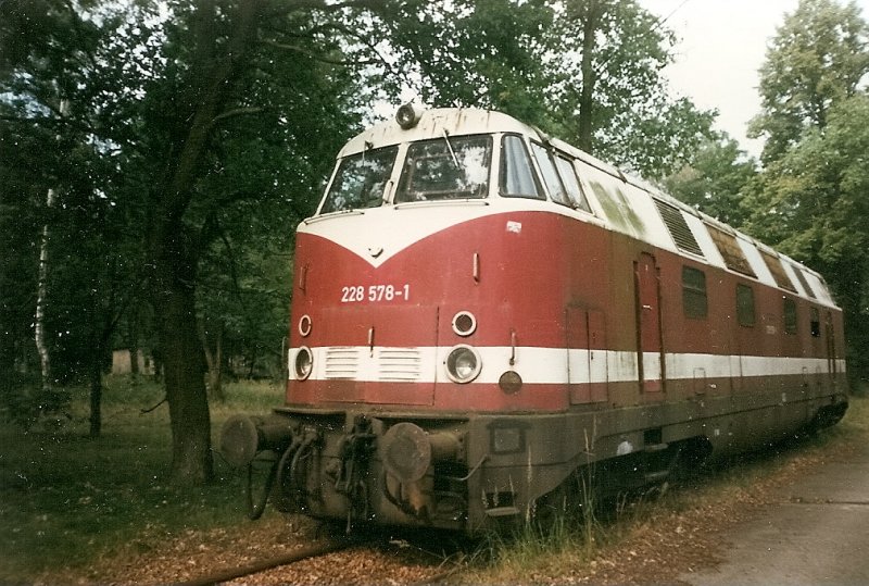 Sie war einst die Mehrzwecklok der DR.Loksammler Bernd Falz rettete die 228 578 vor dem Schneidbrenner so das ich die Lok an einem Augusttag 1998 in J�terbog Altes Lager fotografieren konnte.