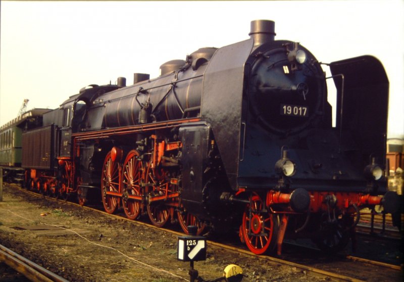 Sie war die grte zu ihrer Zeit gebaute deutsche Dampflok, die schs. XX HV. Fr die Hgellandstrecken war sie als h4v-Maschine mit der Achsfolge 1' D 1' ideal. Auffallend sind die sehr massigen Zylinder und zierlichen Puffern. Digital fotografiertes Dia