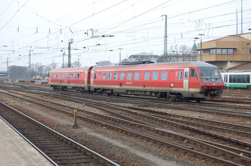 Sie waren mal richtig elegant und waren die Wegbereiter einer neuen Zugkategorie; die Triebwagen der BR 610. V�llig verdreckt bis fast zur Fensteroberkante erreicht 610 011 den Bf Regensburg
