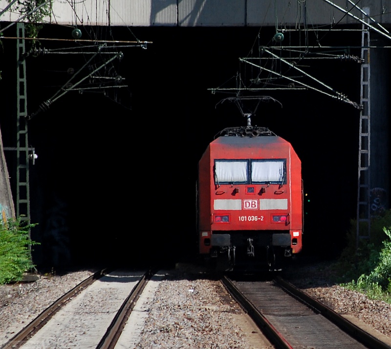 Sie will nach Stuttgart zum Bahnbildertreffen. 101 036-2 taucht in den Pragtunnel ein. (01. August 2009)