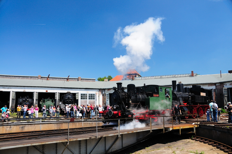 Sie zeigt noch, was in ihr steckt: Die  Ries  zieht die gerade in Aufarbeitung des Fahrwerks befindliche 89 837 auf die Drehscheibe in Nrdlingen-BEM. (13.06.2009).