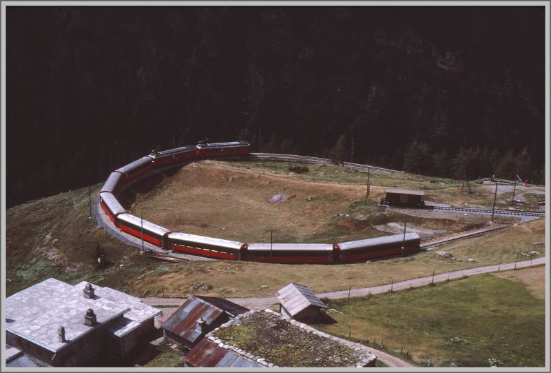 Sieben Wagen sind die maximale Anhngelast fr zwei ABe 4/4 II auf der 70 o/oo steilen Berninabahn, hier der Bernina Express in der Alp Grm Kurve. (Archiv 09/83)