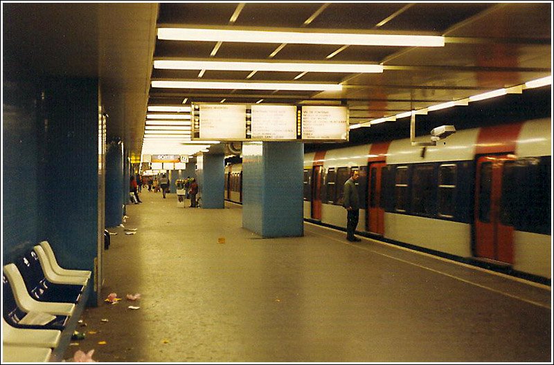 Siebengleisige U-Station -

Der Bahnhof Châtelet-Les Halles gehört mit seinen sieben parallelen Gleisen zu den größten unterirdischen Bahnhöfen der Welt. Er ging 1977 in Betrieb und ist Teil des RER (Résau Express Régional)-System, einem Schnellbahnssystem vergleichbar unseren S-Bahnen. Die Architektur ist der Größe und Bedeutung dieser Station nicht entsprechend, der Bahnsteigbereich wirkt niedrig und ist durch zahlreiche Stützen und Einbauten sehr unübersichtlich. Bedient wird dies Station von den Linien A, B und D. 

Scan, ca. 1990 (M)