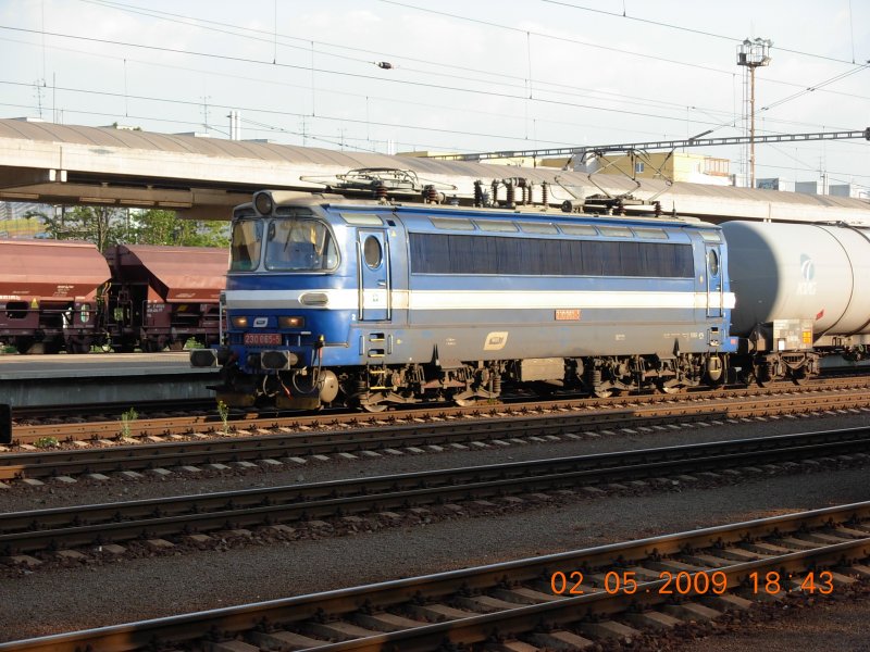 Sieht aus wie eine 240er, trgt jedoch die Nummer  230 065-5  und wirkt auerdem wesentlich gepflegter und moderner; aufgenommen auf dem Bahnhof Bratislava-Petrzalka (2.5.2009).