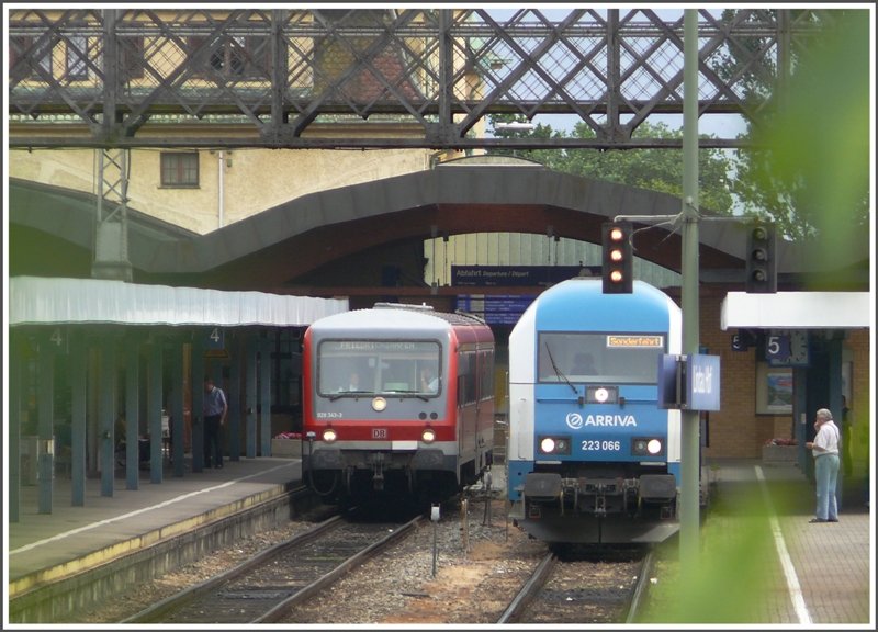 Sieht doch aus wie ein Modellbahnbild.929 343-3 neben 223 066 in Lindau Hbf. (26.05.2008)