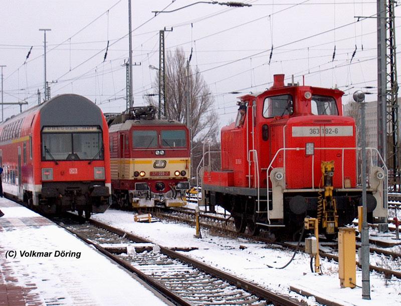 Sieht eng aus: 363 192 und eine Dosto-Einheit warten schon und die 371 002 kommt auch noch hin - Dresden-Hbf, 24.01.2005
